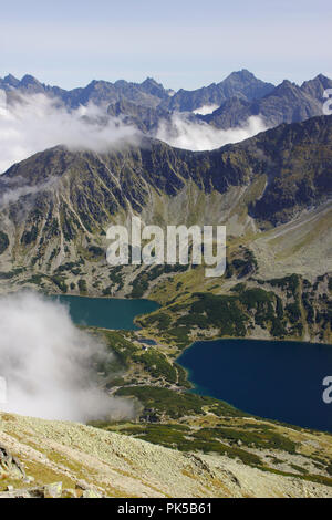 Blick von Kozi Wierch auf der Orla Perc ridge ins Tal der fünf polnischen Seen mit przedni staw Polski und Wielki staw Polski, Hohe Tatra, Polen Stockfoto