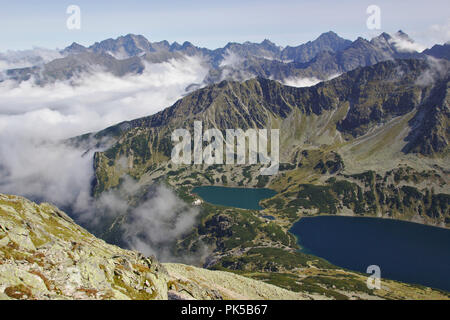 Blick von kozi WIerch auf Orla Perc Ridge zu Przedni Staw Polski und Wielki Staw Polski, Tal der 5 Seen, Hohe Tatra, Polen Stockfoto