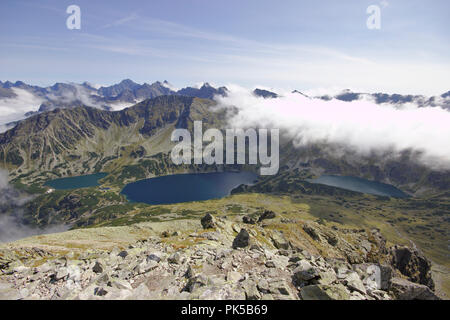 Blick von kozi WIerch auf Orla Perc Ridge zu Przedni Staw Polski, Wielki Staw Polski und Czarny Staw Polski, Tal der 5 Seen, Hohe Tatra, Polen Stockfoto