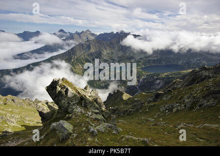 Seen Przedni Staw Polski andWielki Staw Polski im Tal der fünf polnischen Seen, Ansicht von Orla Perc ridge, Hohe Tatra, Polen Stockfoto