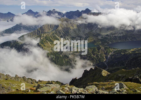 Seen Przedni Staw Polski andWielki Staw Polski im Tal der fünf polnischen Seen, Ansicht von Orla Perc ridge, Hohe Tatra, Polen Stockfoto