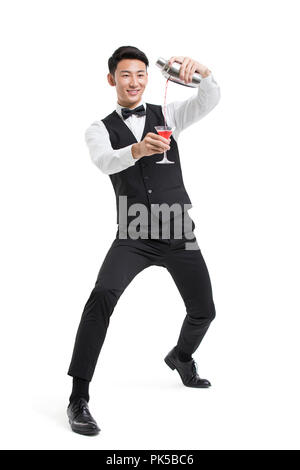 Fröhlicher junger Barkeeper gießen Trinken Stockfoto