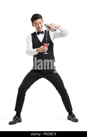 Fröhlicher junger Barkeeper gießen Trinken Stockfoto