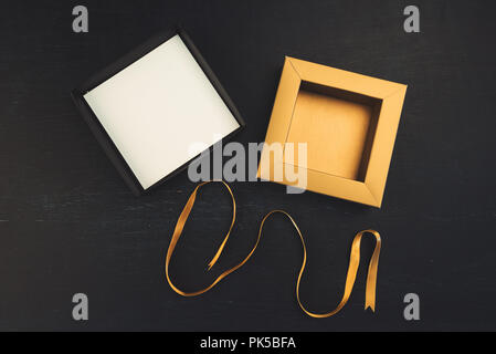 Schwarze und goldene luxuriöse Paket Draufsicht auf dunklen grunge Hintergrund