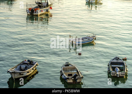 Kleine Fischerboote im Hafen Fisch von Cascais - Portugal Stockfoto