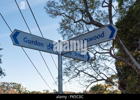 Straßenschilder führt Radfahrer zu Gordon, St. Ives und Chatswood in einer Seitenstraße Radweg am Ufer des North Sydney, Australien Stockfoto