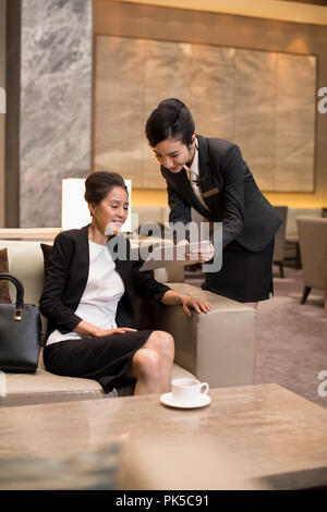 Professioneller Service im Luxus Hotel Stockfoto