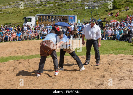 Engstlenalp, Schweiz - 4 August 2018: Zwei Schweizer die Teilnahme an einem traditionellen Ringkampf (sog. 'Schwingen') von Engstlenalp in den Schweizer Alpen Stockfoto