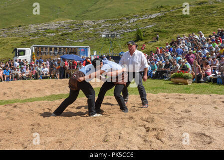 Engstlenalp, Schweiz - 4 August 2018: Zwei Schweizer die Teilnahme an einem traditionellen Ringkampf (sog. 'Schwingen') von Engstlenalp in den Schweizer Alpen Stockfoto