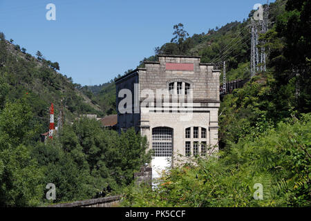 Hauptgebäude der Alten, gepflegt und noch funktionsfähig, einem Berg Fluss Wasserkraft im Norden Portugals Stockfoto