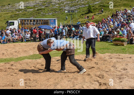 Engstlenalp, Schweiz - 4 August 2018: Zwei Schweizer die Teilnahme an einem traditionellen Ringkampf (sog. 'Schwingen') von Engstlenalp in den Schweizer Alpen Stockfoto