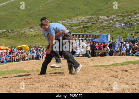 Engstlenalp, Schweiz - 4 August 2018: Zwei Schweizer die Teilnahme an einem traditionellen Ringkampf (sog. 'Schwingen') von Engstlenalp in den Schweizer Alpen Stockfoto