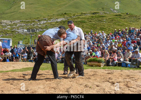 Engstlenalp, Schweiz - 4 August 2018: Zwei Schweizer die Teilnahme an einem traditionellen Ringkampf (sog. 'Schwingen') von Engstlenalp in den Schweizer Alpen Stockfoto