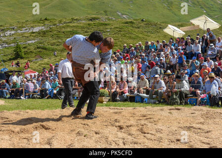 Engstlenalp, Schweiz - 4 August 2018: Zwei Schweizer die Teilnahme an einem traditionellen Ringkampf (sog. 'Schwingen') von Engstlenalp in den Schweizer Alpen Stockfoto