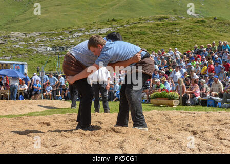 Engstlenalp, Schweiz - 4 August 2018: Zwei Schweizer die Teilnahme an einem traditionellen Ringkampf (sog. 'Schwingen') von Engstlenalp in den Schweizer Alpen Stockfoto