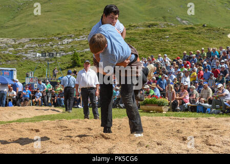 Engstlenalp, Schweiz - 4 August 2018: Zwei Schweizer die Teilnahme an einem traditionellen Ringkampf (sog. 'Schwingen') von Engstlenalp in den Schweizer Alpen Stockfoto