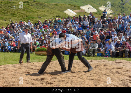 Engstlenalp, Schweiz - 4 August 2018: Zwei Schweizer die Teilnahme an einem traditionellen Ringkampf (sog. 'Schwingen') von Engstlenalp in den Schweizer Alpen Stockfoto