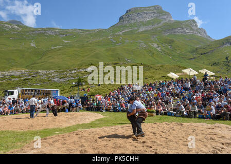 Engstlenalp, Schweiz - 4 August 2018: Zwei Schweizer die Teilnahme an einem traditionellen Ringkampf (sog. 'Schwingen') von Engstlenalp in den Schweizer Alpen Stockfoto