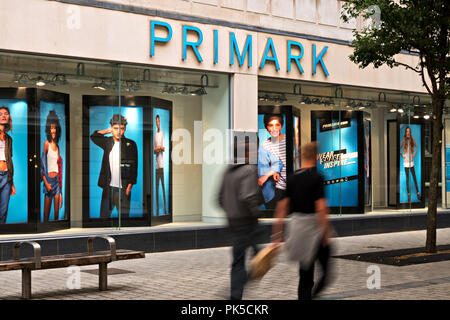 Menschen zu Fuß über das Fenster Anzeige der Primark store in der Kirche St Liverpool UK. Stockfoto