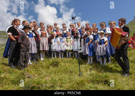 Engstlenalp, Schweiz - 4 August 2018: Menschen tragen traditionelle Kleidung Jodeln auf Engstlenalp in den Schweizer Alpen Stockfoto