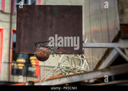 Street Basketball Spiel. Basketball Schild, Ball durch den Korb geht. Konzept für Sport, hit Genauigkeit, aktiven Lebensstil Stockfoto