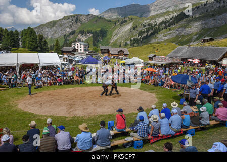 Engstlenalp, Schweiz - 4 August 2018: Zwei Schweizer die Teilnahme an einem traditionellen Ringkampf (sog. 'Schwingen') von Engstlenalp in den Schweizer Alpen Stockfoto