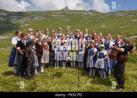 Engstlenalp, Schweiz - 4 August 2018: Menschen tragen traditionelle Kleidung Jodeln auf Engstlenalp in den Schweizer Alpen Stockfoto