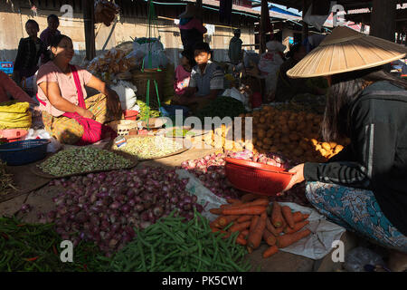 Ein Gemüse stand auf der Phaung Daw OO Markt. Inle See, Myanmar (Birma). Stockfoto