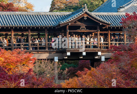 Tofuku-ji, Kyoto, Japan. Menschenmassen versammeln sich auf dem berühmten Tsuten-kyo Brücke im Herbst die leuchtenden Farben der Ahornbäume im Tal unten anzeigen Stockfoto
