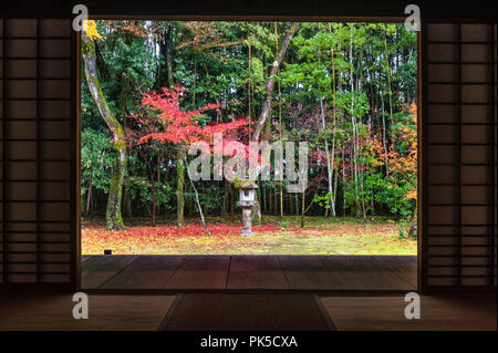 Daitoku-ji, Kyoto, Japan. Die Gärten von Koto-in Zen Tempel, im Herbst gesehen Stockfoto