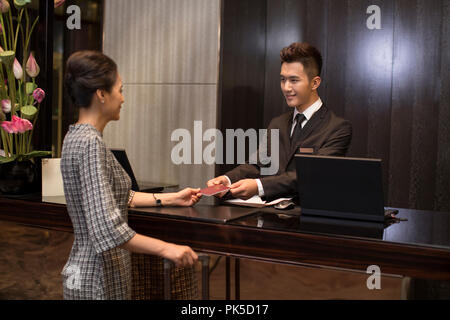 Elegante Frau Einchecken in ein Hotel Stockfoto