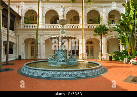 Der Brunnen und der Innenhof des Singapore Raffles Hotel in Singapur Stockfoto