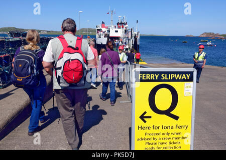 Passagiere Queuing auf der Helling in Fionnphort, Isle of Mull, für die CalMac Fähre nach Iona Stockfoto