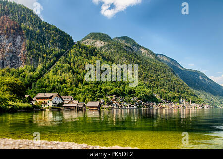 Sicht auf die Berge, den See und den Wald bei Hallstatt Dorf in Österreich, mit Salzbergwerk im Hintergrund. Gebäude und Häuser der Stadt. Stockfoto