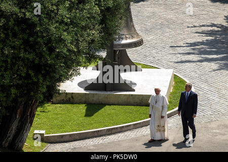 Papst Benedikt XVI. treffen George W. Bush Vatikanstadt, Vatikanische Gärten 13 06 2008. Sua Heiligkeit Papst Benedikt XVI. in Audienz mit US-Präsident George W. Bush empfangen, zum ersten Mal in der einzigartigen Umgebung des Turms von St. John in den Vatikanischen Gärten. Im Bild von links: der Präs. Bush, dem Heiligen Vater, vor der Kopie der Lourdes Grotte. Stockfoto