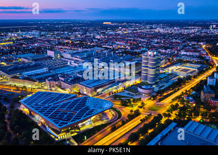 Luftaufnahme von BMW Museum und BWM Welt und Werk. München, Germ Stockfoto