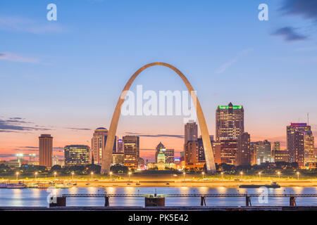 St. Louis, Missouri, USA downtown Stadtbild mit dem Bogen- und Gerichtsgebäude in der Abenddämmerung. Stockfoto