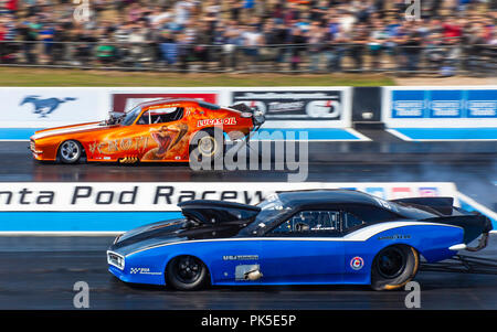 Drag Racing in Santa Pod Raceway. Nick Davies Pontiac Firebird nearside v Tony Betts 1971 Chevrolet Camaro weit Seite. Stockfoto