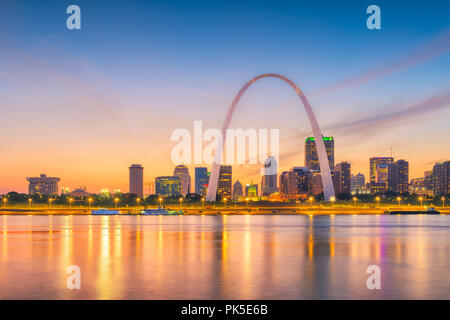 St. Louis, Missouri, USA downtown Stadtbild mit dem Bogen- und Gerichtsgebäude in der Abenddämmerung. Stockfoto