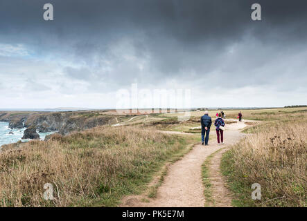 Wanderer auf dem South West Coast Path in der Nähe von Bedruthan Steps auf der nördlichen Küste von Cornwall. Stockfoto