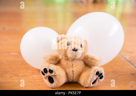 Brauner Teddybär und weißen Luftballons Geburtstag Dekoration Stockfoto
