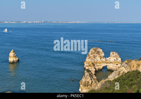 Meerblick in Lagos in der Nähe von Camilo Strand. Algarve, Portugal Stockfoto