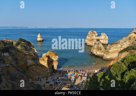 Strandszene in Camilo Beach während der Sommersaison. Lagos, Algarve, Portugal Stockfoto