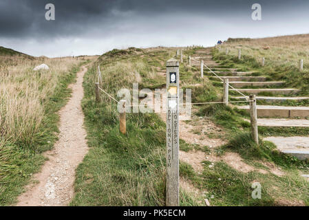 Eine Markierung Richtung post alternative Routen auf dem South West Coast Path auf dem kornischen Küste. Stockfoto