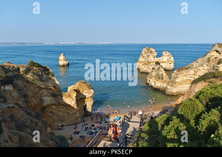 Strandszene in Camilo Beach während der Sommersaison. Lagos, Algarve, Portugal Stockfoto