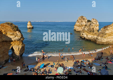 Strandszene in Camilo Beach während der Sommersaison. Lagos, Algarve, Portugal Stockfoto