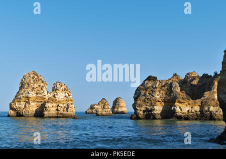 Strandszene in Camilo Beach während der Sommersaison. Lagos, Algarve, Portugal Stockfoto