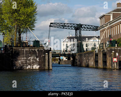 Heben Brücke der Zugbrücke Typ auf einer Gracht in Amsterdam. Stockfoto