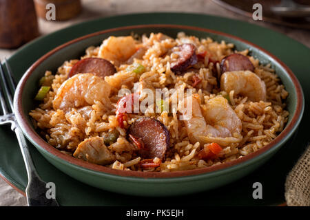 Eine Schüssel mit köstlichen Jambalaya cajun Style mit Garnelen, Hühnchen und Würstchen. Stockfoto