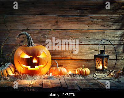 Halloween Kürbisse im rustikalen Hintergrund mit Laterne Stockfoto